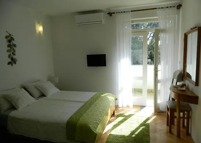 Garni Ivanac بيت للعطل