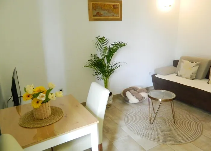 Garni Ivanac بيت للعطل